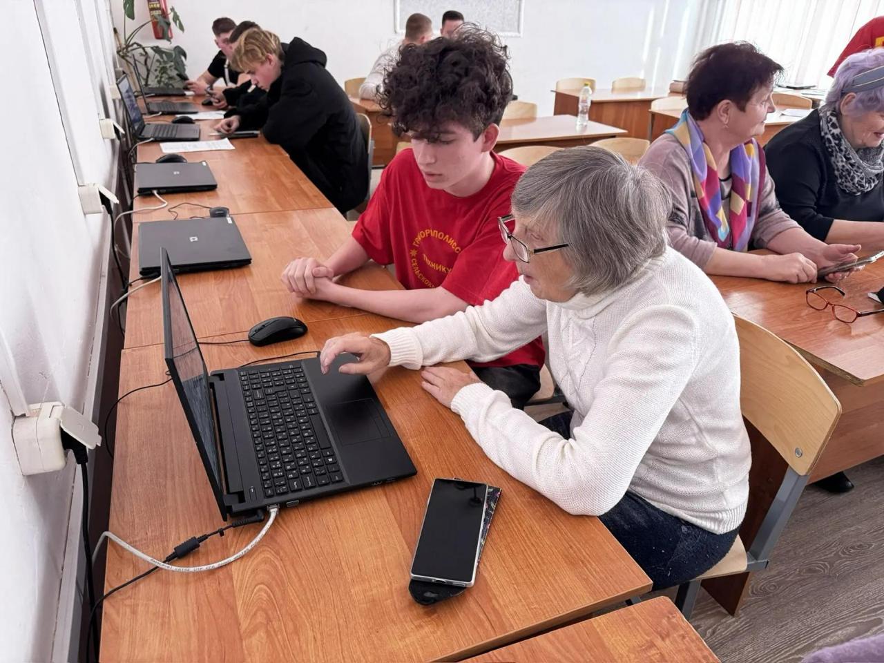 Пенсионеров Новоалександровского округа обучают компьютерной грамотности
