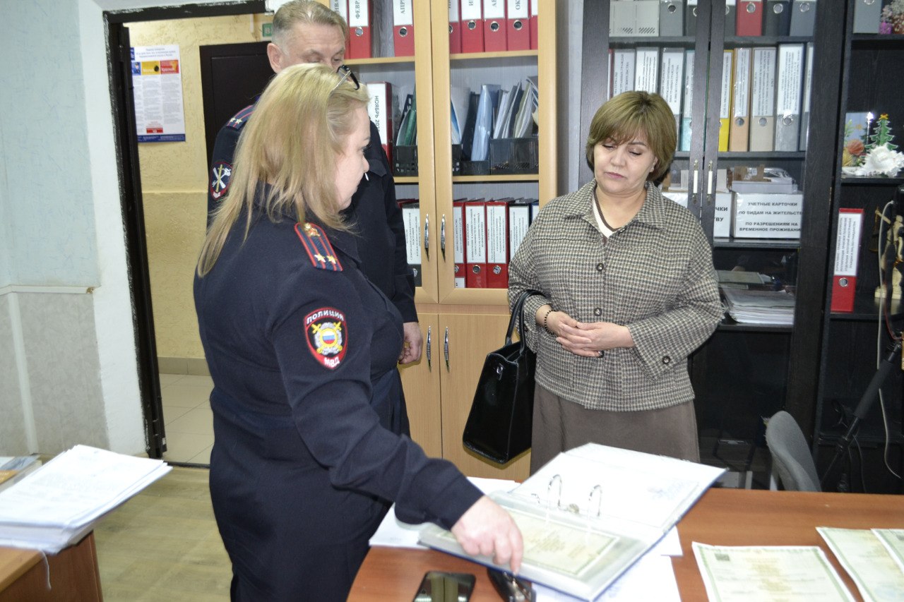 В Нефтекумском округе председатель Общественного совета проверила работу дежурной части и отдела по вопросам миграции