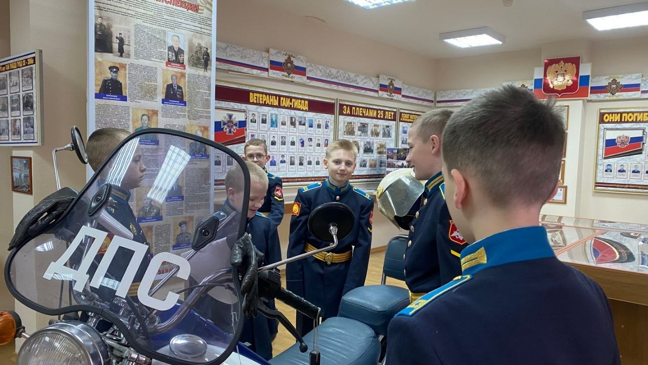 Юные кадеты из президентского кадетского училища побывали в гостях у сотрудников Госавтоинспекции Ставрополя Юные кадеты из президентского кадетского училища побывали в гостях у сотрудников Госавтоинспекции Ставрополя