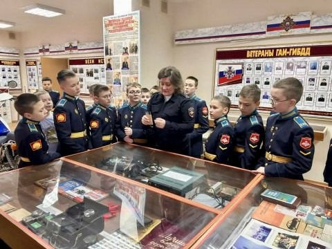 Юные кадеты из президентского кадетского училища побывали в гостях у сотрудников Госавтоинспекции Ставрополя Юные кадеты из президентского кадетского училища побывали в гостях у сотрудников Госавтоинспекции Ставрополя