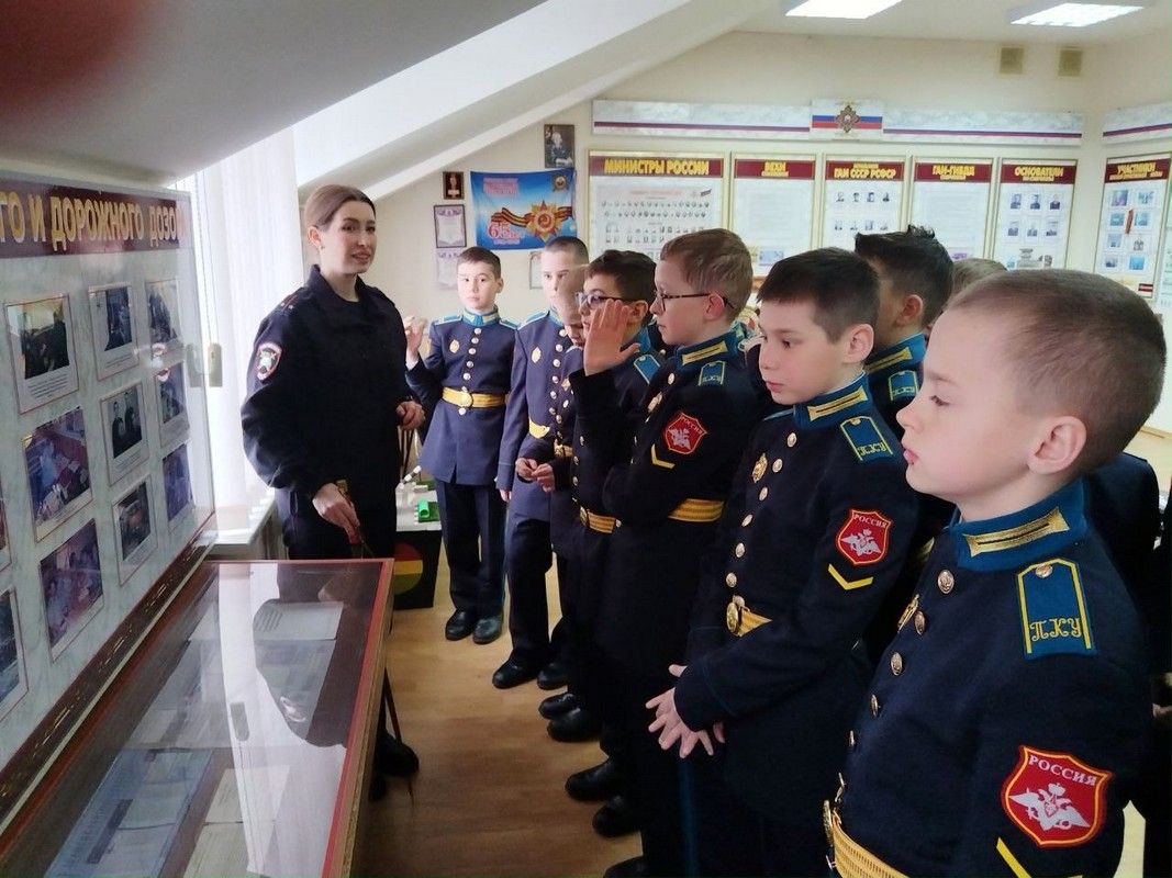 Юные кадеты из президентского кадетского училища побывали в гостях у сотрудников Госавтоинспекции Ставрополя Юные кадеты из президентского кадетского училища побывали в гостях у сотрудников Госавтоинспекции Ставрополя