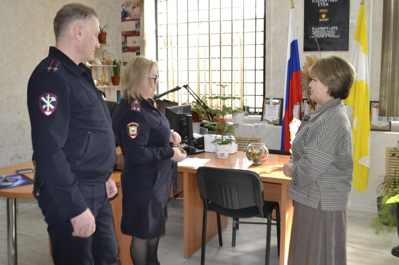 В Нефтекумском округе председатель Общественного совета проверила работу дежурной части и отдела по вопросам миграции В Нефтекумском округе председатель Общественного совета проверила работу дежурной части и отдела по вопросам миграции