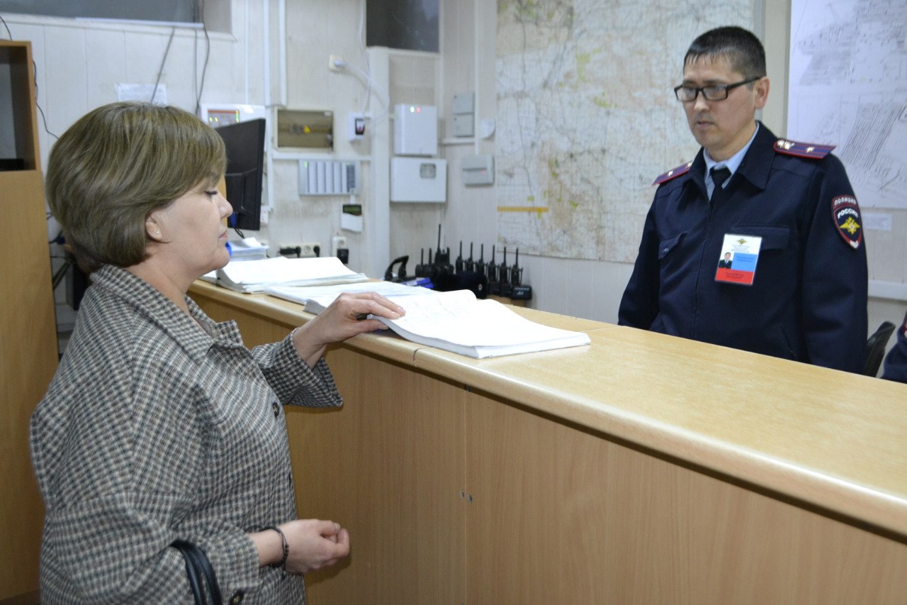 В Нефтекумском округе председатель Общественного совета проверила работу дежурной части и отдела по вопросам миграции В Нефтекумском округе председатель Общественного совета проверила работу дежурной части и отдела по вопросам миграции