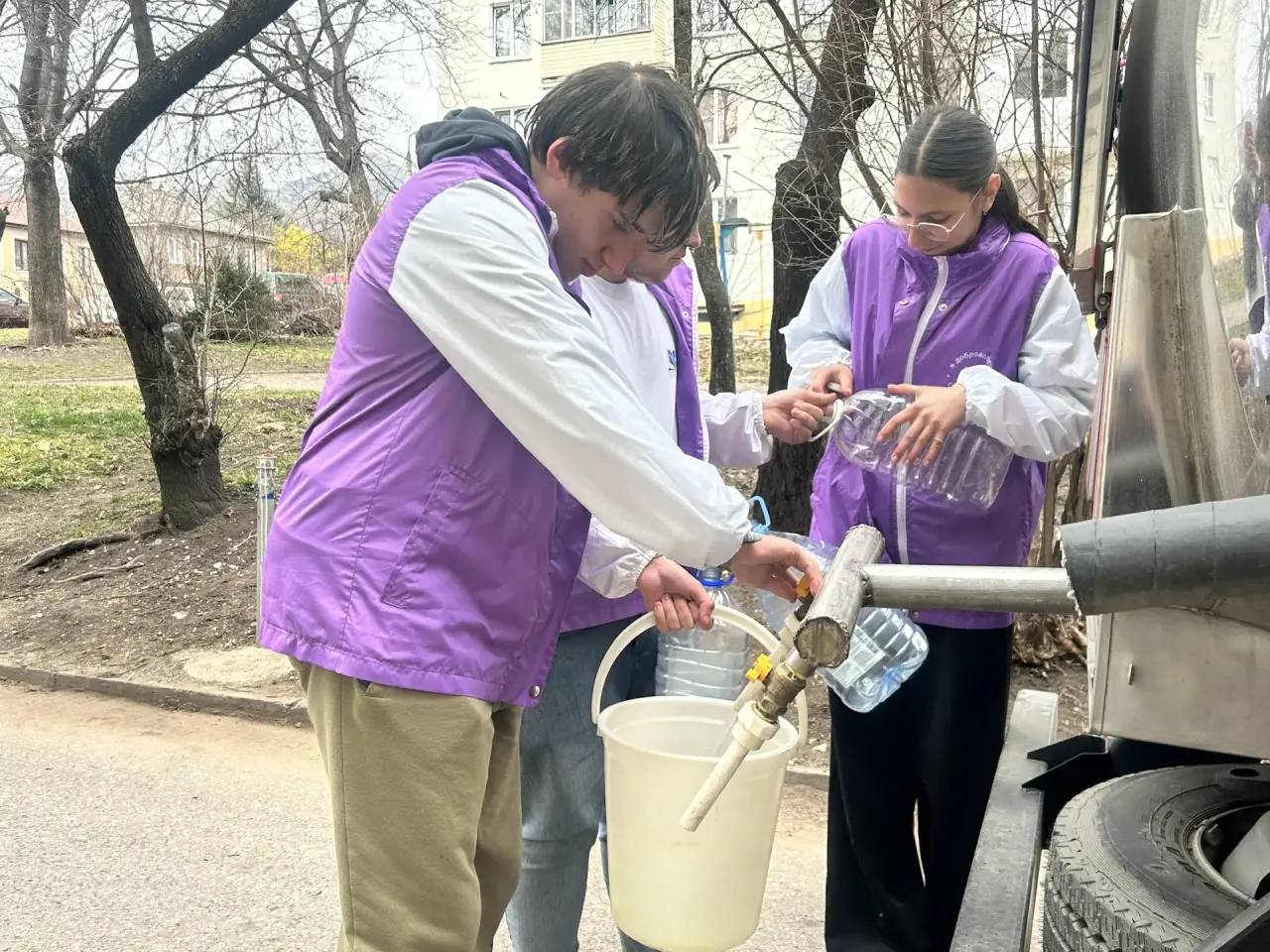 Евгений Моисеев: Волонтеры в помощь!. В Кисловодске волонтеры подключились к помощи пожилым жителям на фоне перебоев с водоснабжением Евгений Моисеев: Волонтеры в помощь!. В Кисловодске волонтеры подключились к помощи пожилым жителям на фоне перебоев с водоснабжением