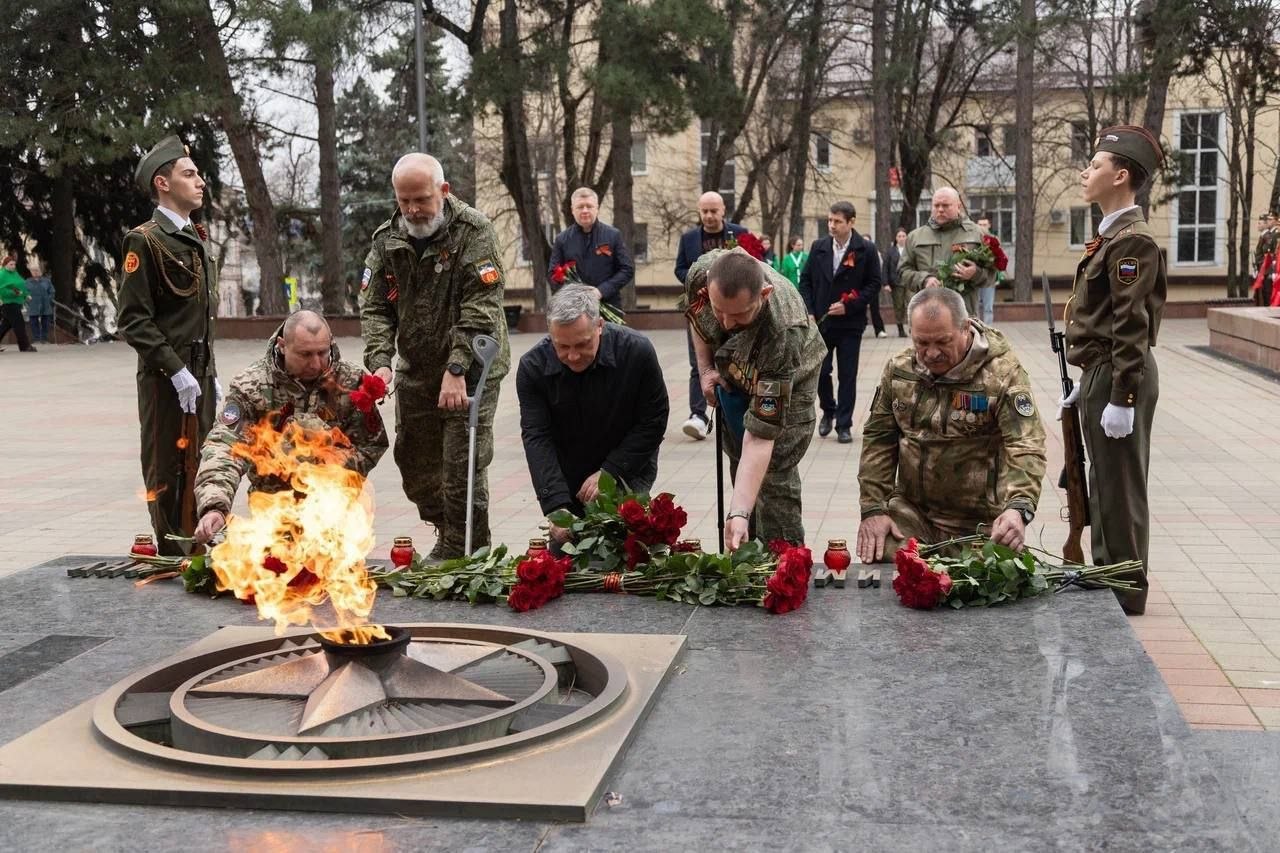 Участники Всероссийского слета поисковых отрядов возложили цветы к Вечному огню в Пятигорске Участники Всероссийского слета поисковых отрядов возложили цветы к Вечному огню в Пятигорске