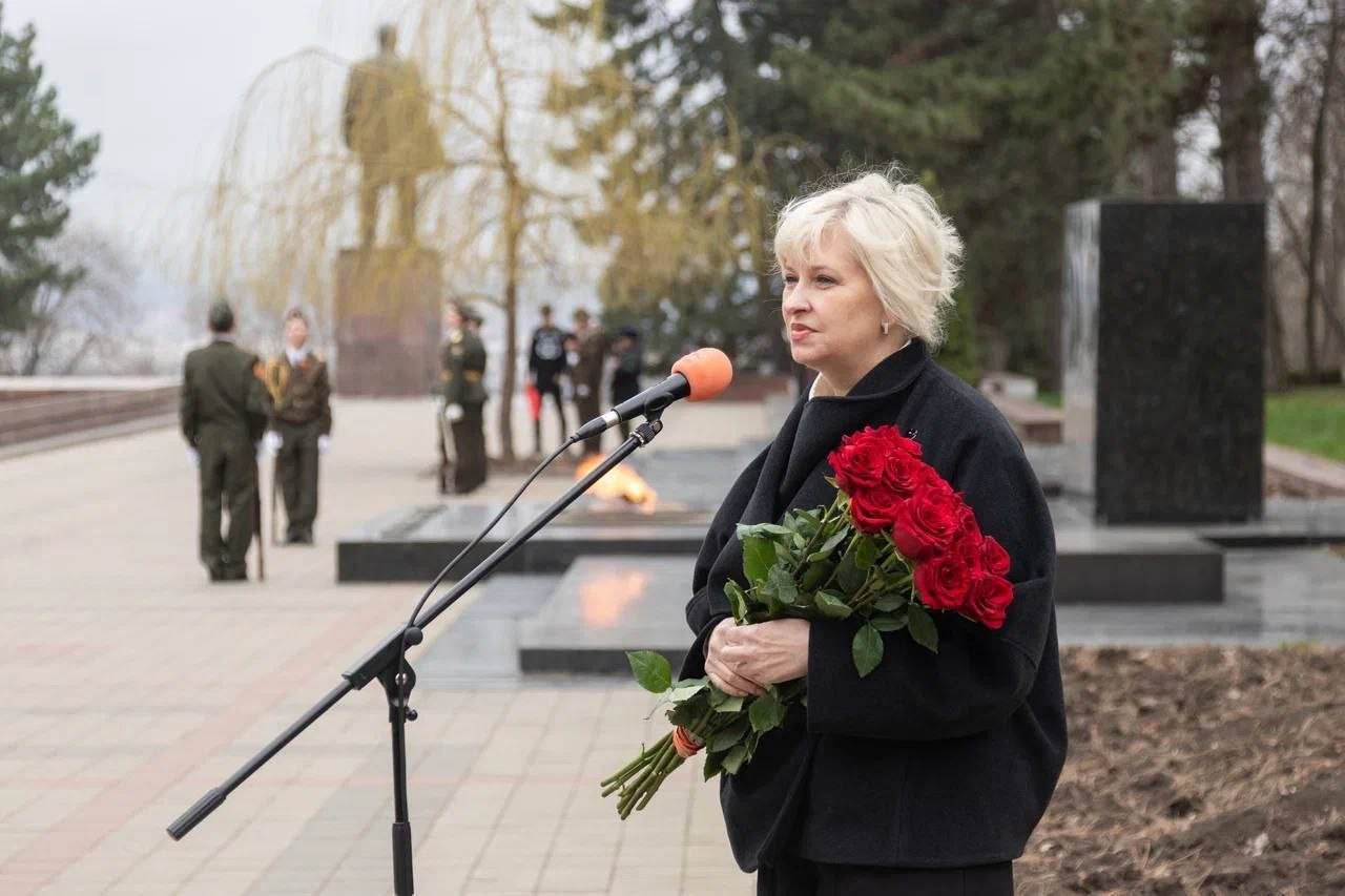 Участники Всероссийского слета поисковых отрядов возложили цветы к Вечному огню в Пятигорске Участники Всероссийского слета поисковых отрядов возложили цветы к Вечному огню в Пятигорске
