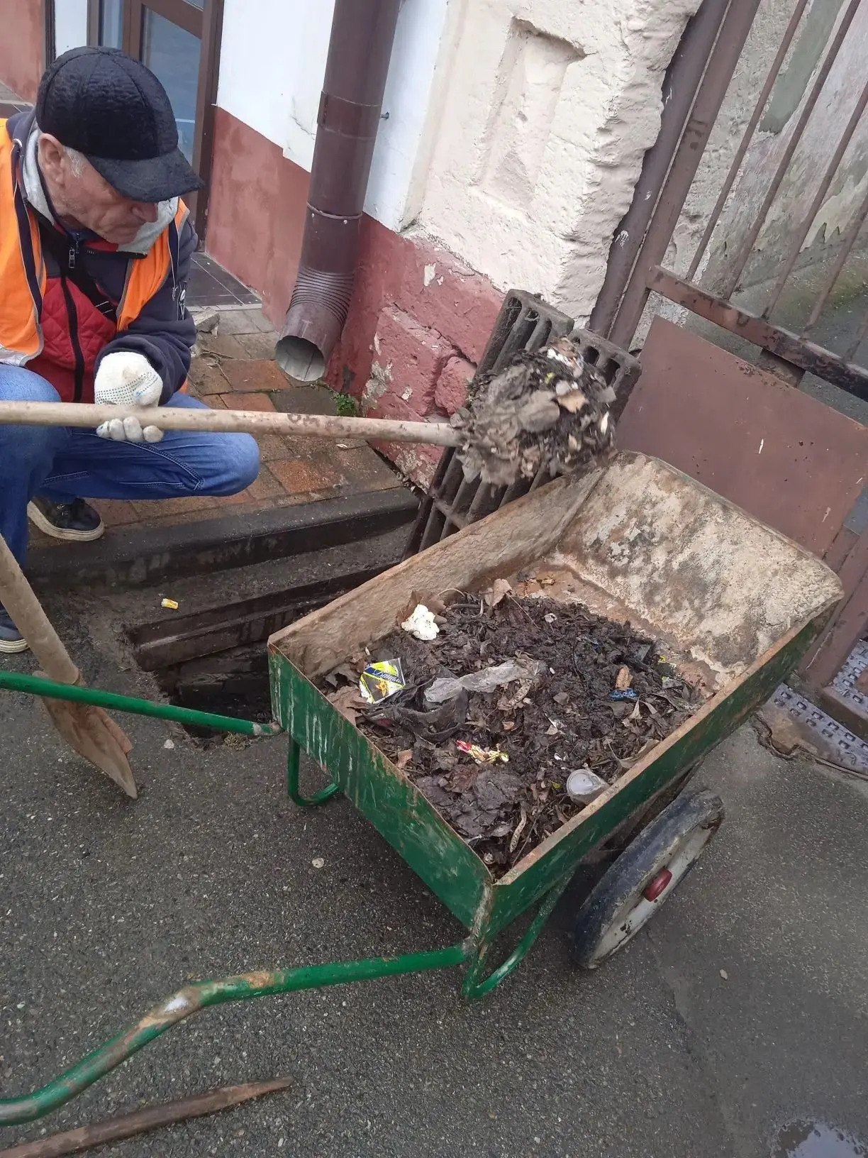 В Ставрополе прочищают ливневую канализацию В Ставрополе прочищают ливневую канализацию