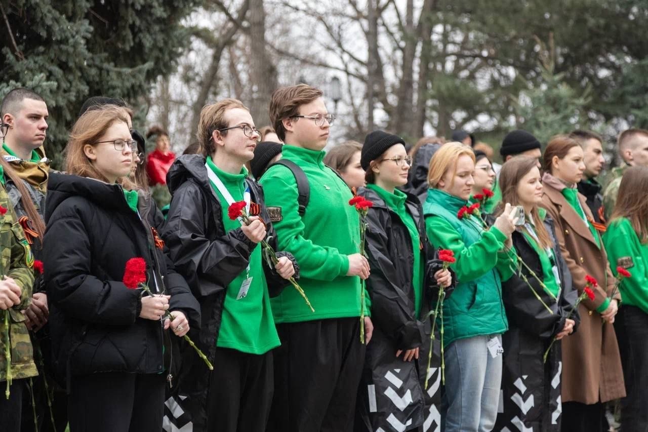 Участники Всероссийского слета поисковых отрядов возложили цветы к Вечному огню в Пятигорске Участники Всероссийского слета поисковых отрядов возложили цветы к Вечному огню в Пятигорске