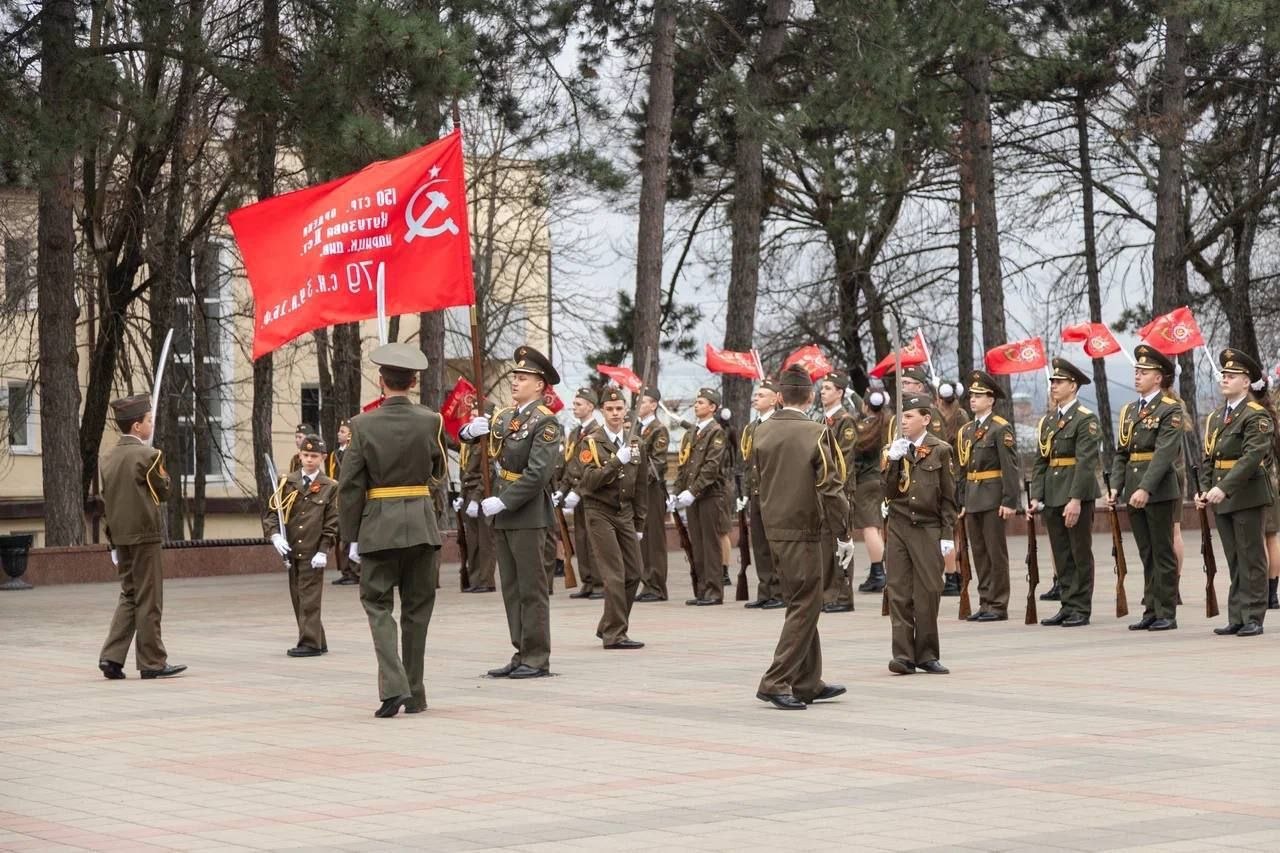 Участники Всероссийского слета поисковых отрядов возложили цветы к Вечному огню в Пятигорске
