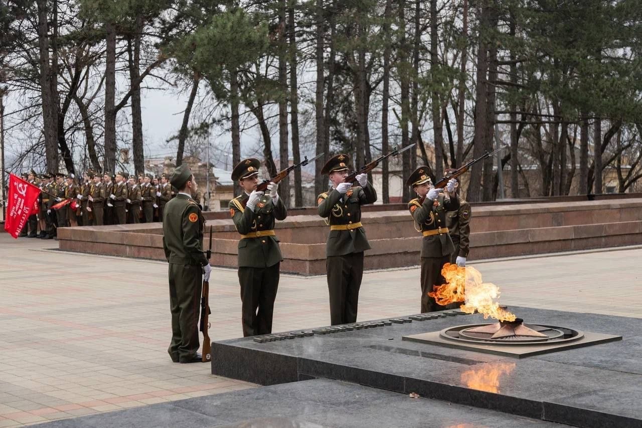 Участники Всероссийского слета поисковых отрядов возложили цветы к Вечному огню в Пятигорске Участники Всероссийского слета поисковых отрядов возложили цветы к Вечному огню в Пятигорске
