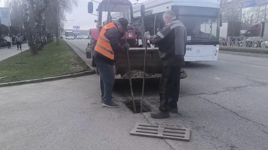 В Ставрополе прочищают ливневую канализацию
