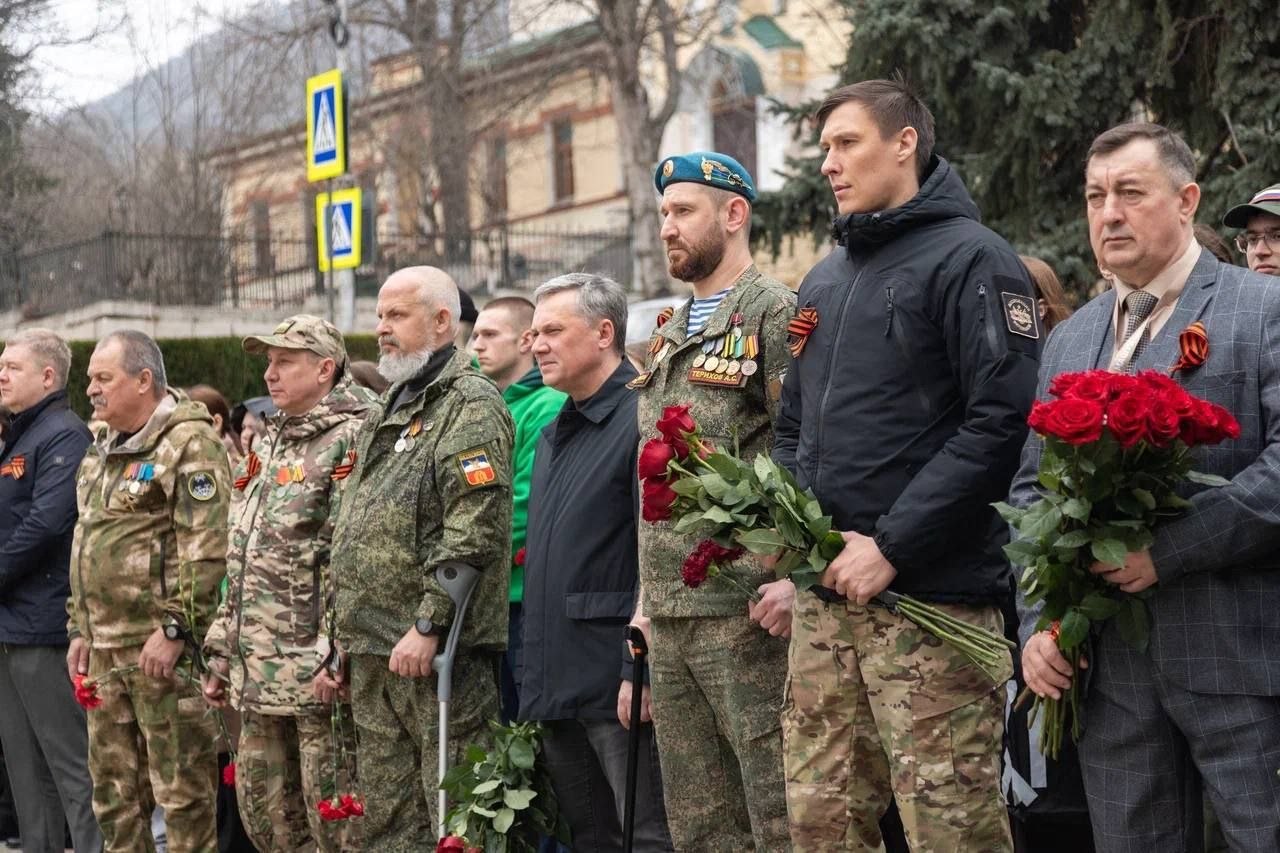 Участники Всероссийского слета поисковых отрядов возложили цветы к Вечному огню в Пятигорске Участники Всероссийского слета поисковых отрядов возложили цветы к Вечному огню в Пятигорске