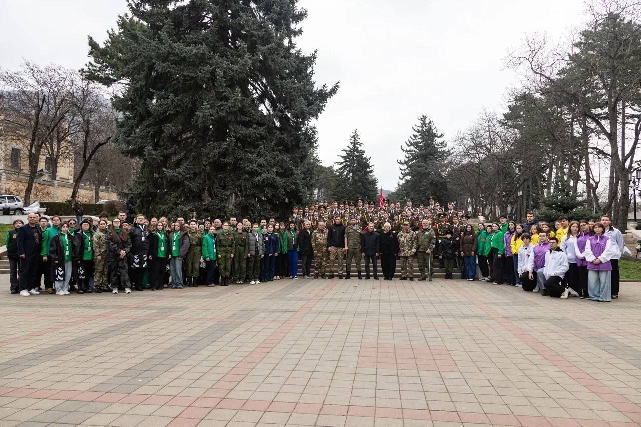 Участники Всероссийского слета поисковых отрядов возложили цветы к Вечному огню в Пятигорске Участники Всероссийского слета поисковых отрядов возложили цветы к Вечному огню в Пятигорске