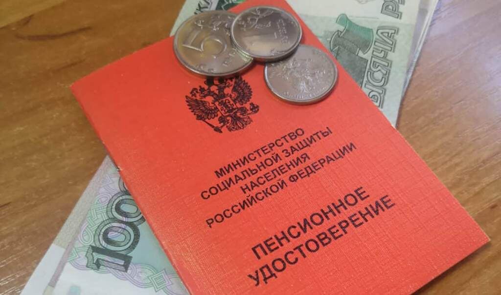 Пенсии в России начнут выплачивать досрочно в марте