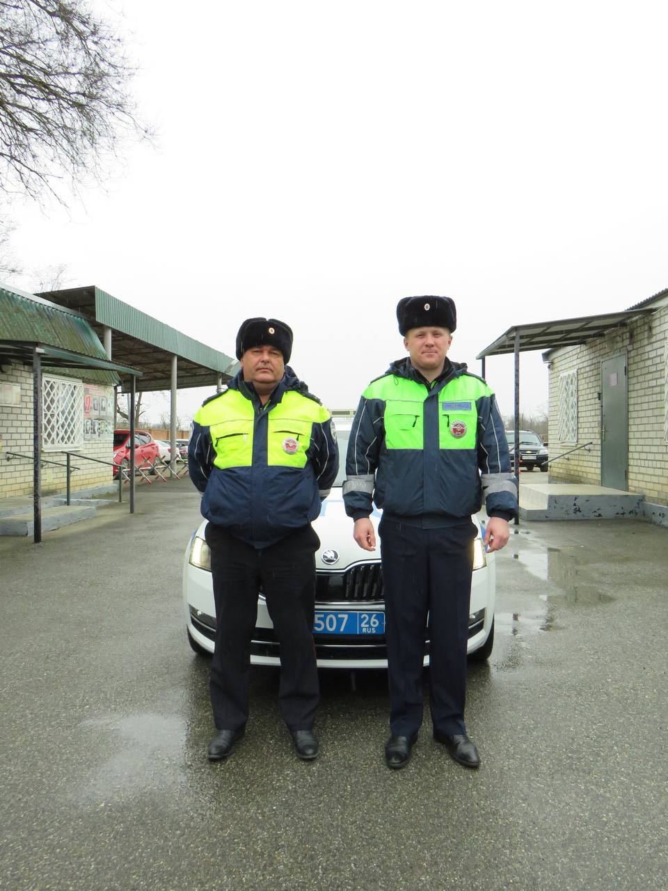 Автоинспекторы помогли девушке, чья машина заглохла на трассе в Благодарном