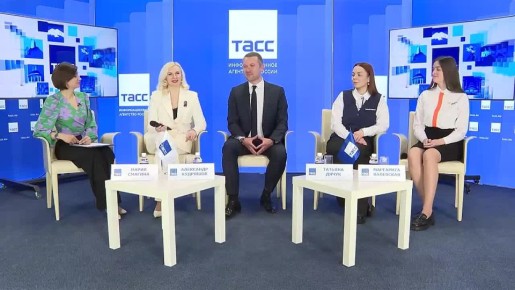 Федеральный окружной форум "Новая философия воспитания" впервые проходит в Пятигорске, он объединил порядка 700 специалистов по воспитанию России и Южной Осетии, родителей, детей