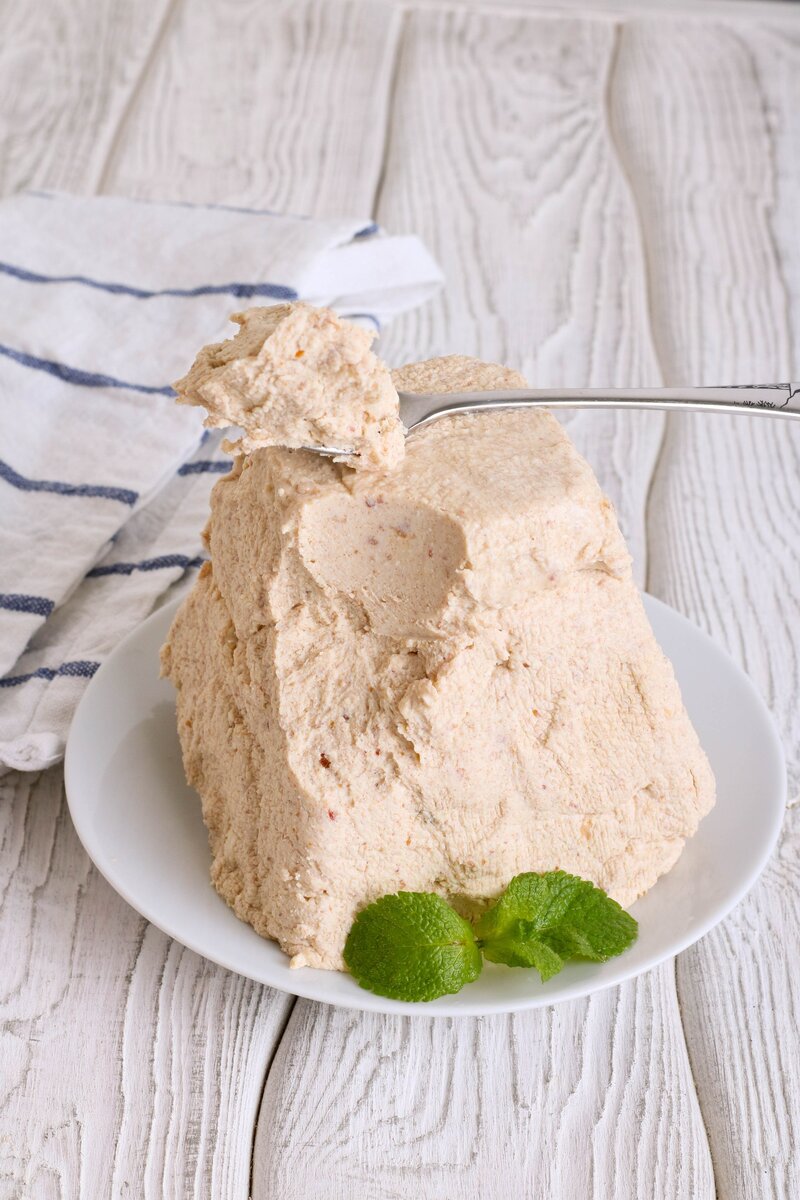 Сладкая традиция: творожная Пасха с финиками без сахара