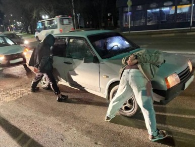 Трое жителей КЧР угрожали мужчине пистолетом в Невинномысске