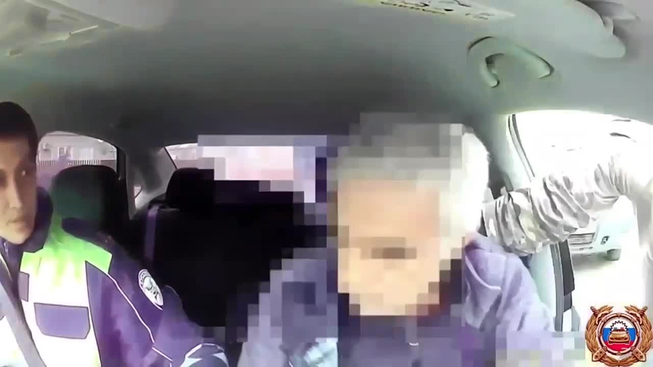 В Ставропольском крае сотрудник Госавтоинспекции оперативно доставил в больницу мужчину, нуждавшегося в экстренном хирургическом вмешательстве