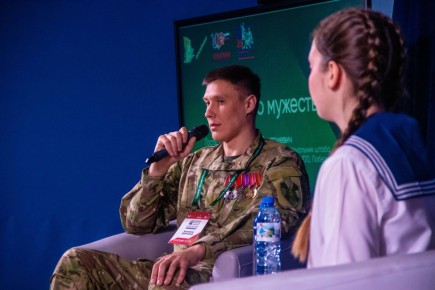 Урок мужества. Участники программы «Памяти героев верны!» встретились с ветераном спецназа, участником боевых действий на Донбассе и специальной военной операции, педагогом лицея № 20 г. Пятигорска и наставником юнармейцев...