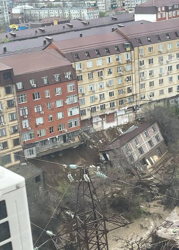 Снова жесть в соседнем Дагестане: многоэтажка рухнула из-за очередного потопа, соседние здания под угрозой обрушения