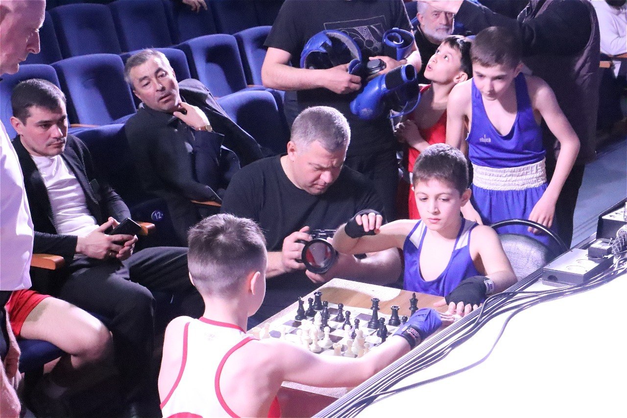 Шахматы + бокс = шахбокс!. В Ессентуках дали старт первому на Ставрополье Всероссийскому турниру «Кубок патриотов» - в память о полном кавалере Георгиевских крестов Джатдае Байрамукове Шахматы + бокс = шахбокс!. В Ессентуках дали старт первому на Ставрополье Всероссийскому турниру «Кубок патриотов» - в память о полном кавалере Георгиевских крестов Джатдае Байрамукове