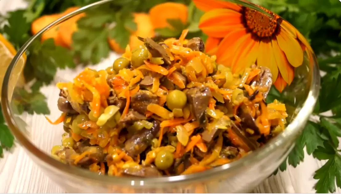 Салат с куриными сердечками: оригинальный рецепт для праздничного стола