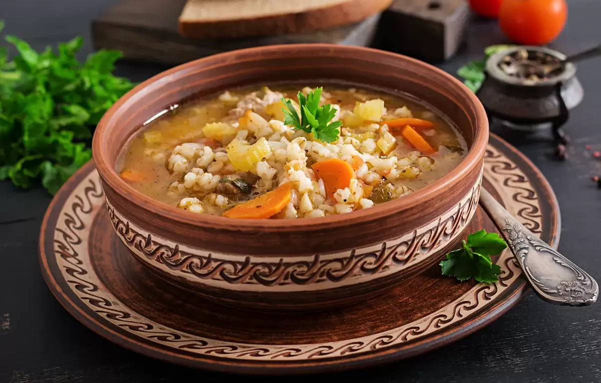 Классический рассольник с перловкой: вкусная ностальгия на вашем столе