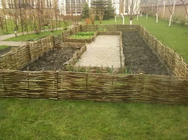 Плетеные шедевры: как природные материалы преобразят ваш сад в 2025 году