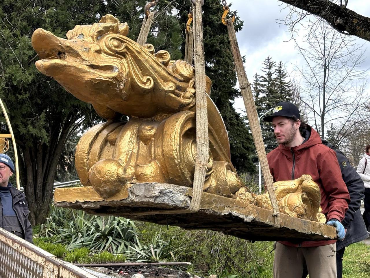 В Ставрополе продолжаются ремонтно-реставрационные работы декоративной стенки «Дельфины»