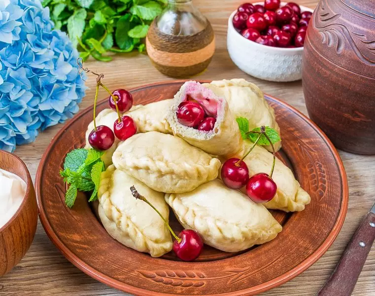 Нежные вареники с вишней на пару