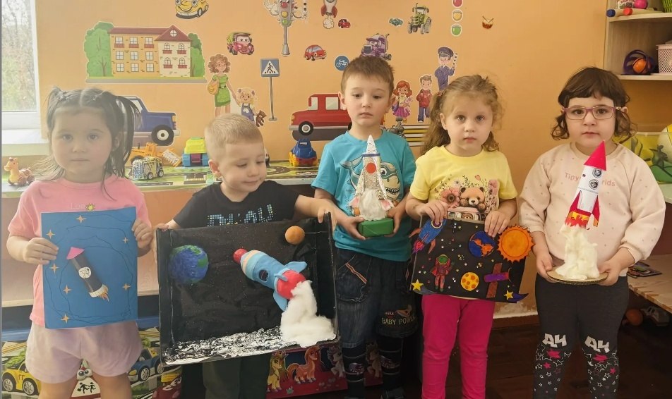 К Дню космонавтики, который мы отмечаем 12 апреля, в ессентукском детском саду № 6 «Чебурашка» случилось настоящее маленькое чудо - педагоги вместе с малышами устроили волшебную выставку рисунков! К Дню космонавтики, который мы отмечаем 12 апреля, в ессентукском детском саду № 6 «Чебурашка» случилось настоящее маленькое чудо - педагоги вместе с малышами устроили волшебную выставку рисунков!