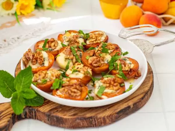 Абрикосы с сыром Дорблю и орехами: восхитительное сочетание для гурманов