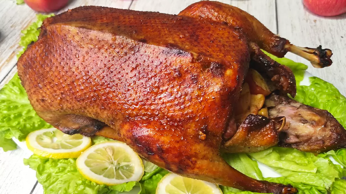 Запечённая утка с яблоками: как легко создать праздничное настроение на вашем столе