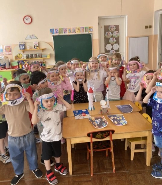 К Дню космонавтики, который мы отмечаем 12 апреля, в ессентукском детском саду № 6 «Чебурашка» случилось настоящее маленькое чудо - педагоги вместе с малышами устроили волшебную выставку рисунков! К Дню космонавтики, который мы отмечаем 12 апреля, в ессентукском детском саду № 6 «Чебурашка» случилось настоящее маленькое чудо - педагоги вместе с малышами устроили волшебную выставку рисунков!