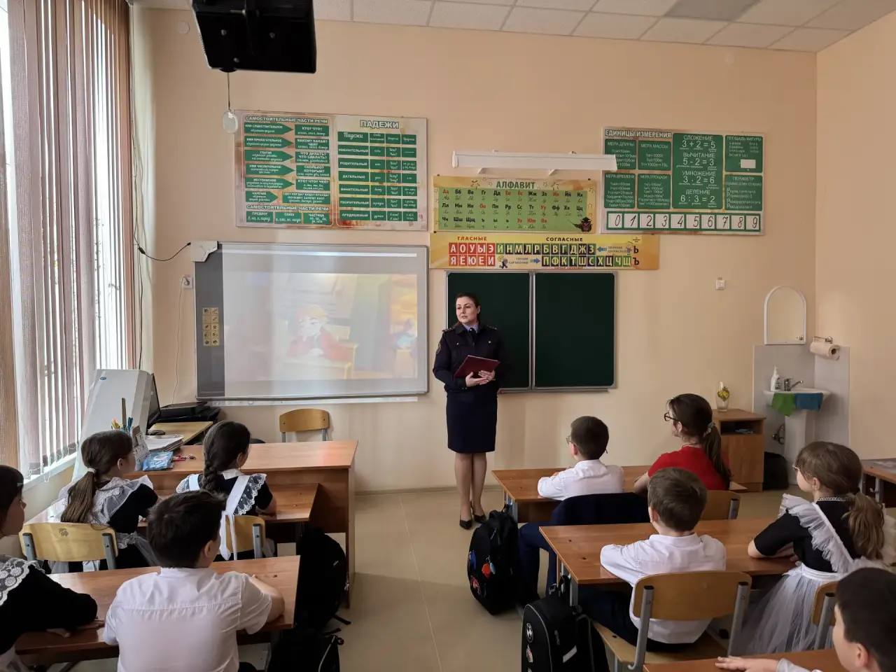 В Советском округе сотрудники СКР провели профилактическую беседу со школьниками