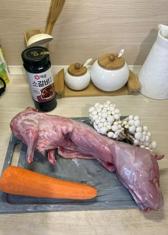 Шаг в мир вкуса: кролик с грибами шимиджи в ароматном маринаде