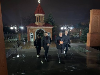 Дмитрий Ворошилов: По благословению архиепископа Пятигорского и Черкесского Феофилакта передал Благодатный огонь настоятелю церкви Сурб Саргис Пятигорска Тер Араму Унаняну