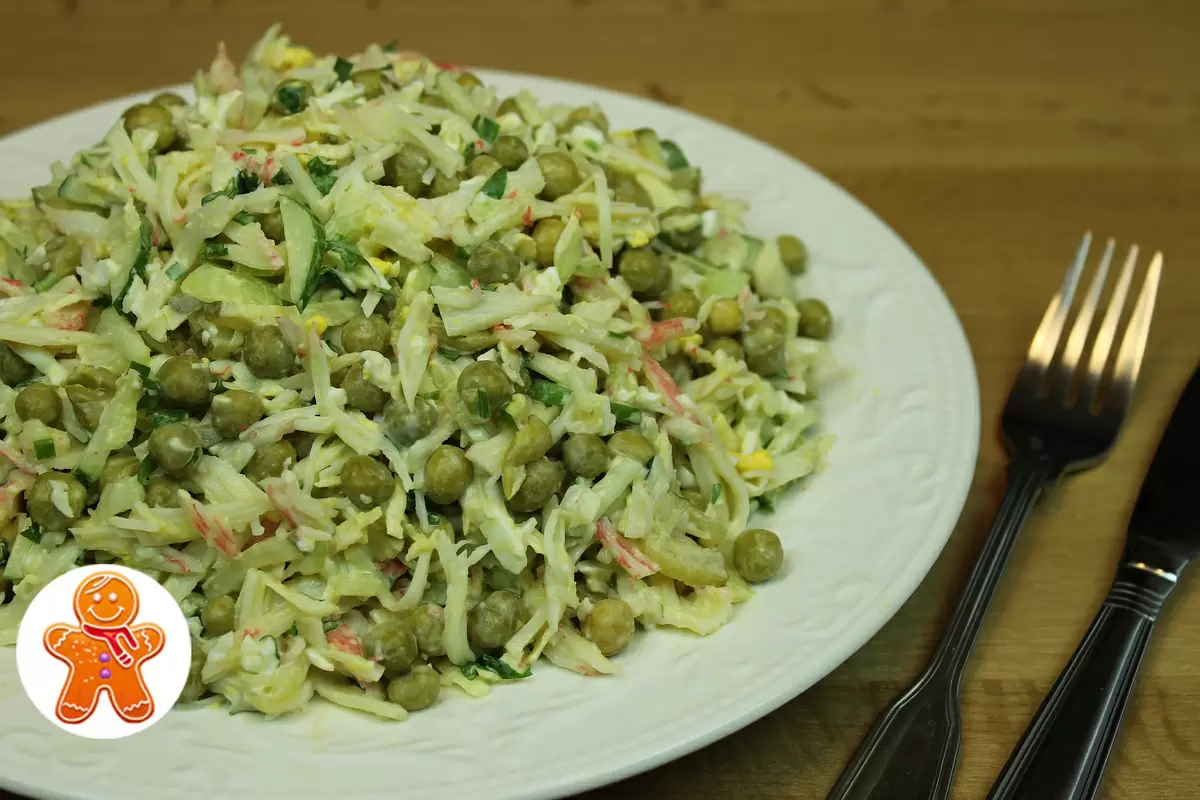 Классический крабовый салат с зеленым горошком и огурцами