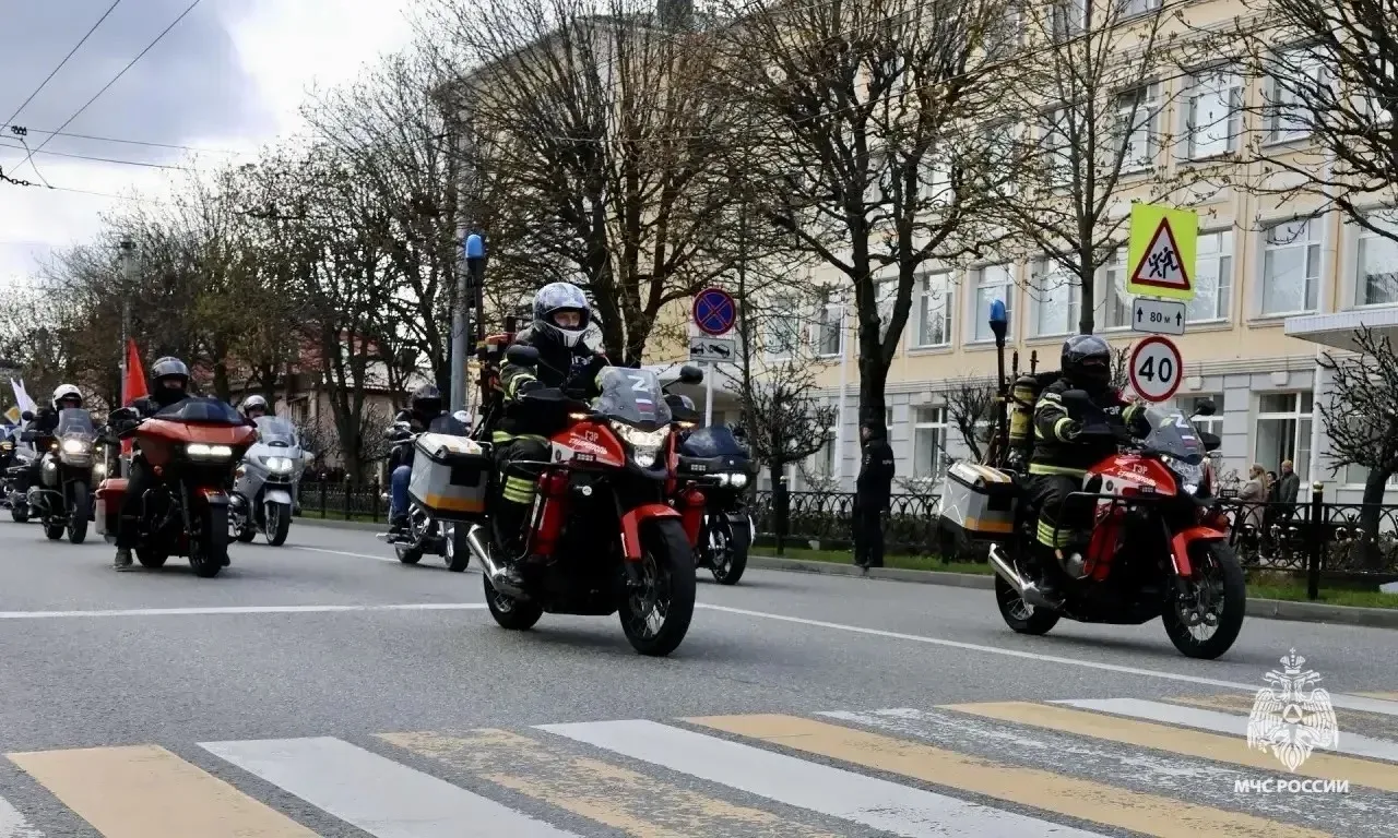 Огнеборцы МЧС Ставрополья приняли участие в Пасхальном крестном ходе Огнеборцы МЧС Ставрополья приняли участие в Пасхальном крестном ходе