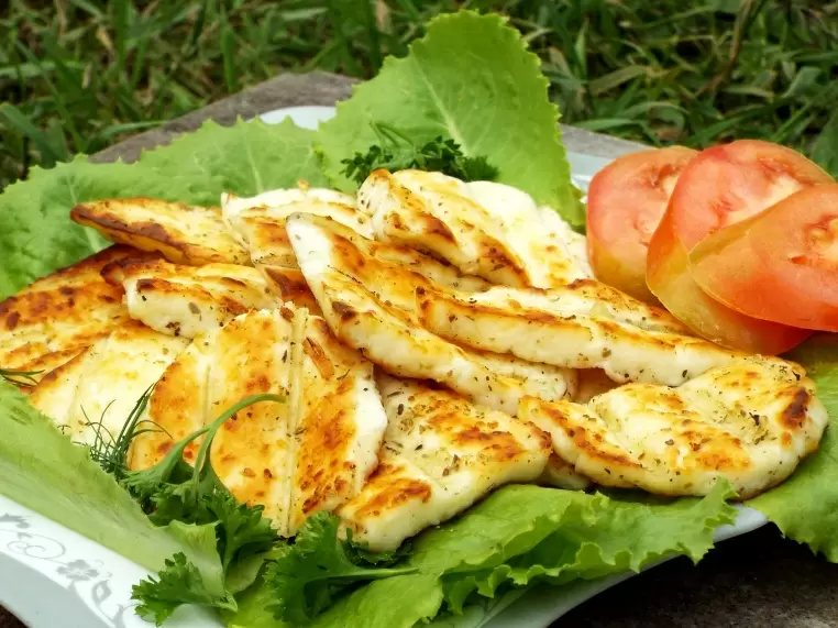 Необычная закуска для идеального пикника: румяный адыгейский сыр на гриле