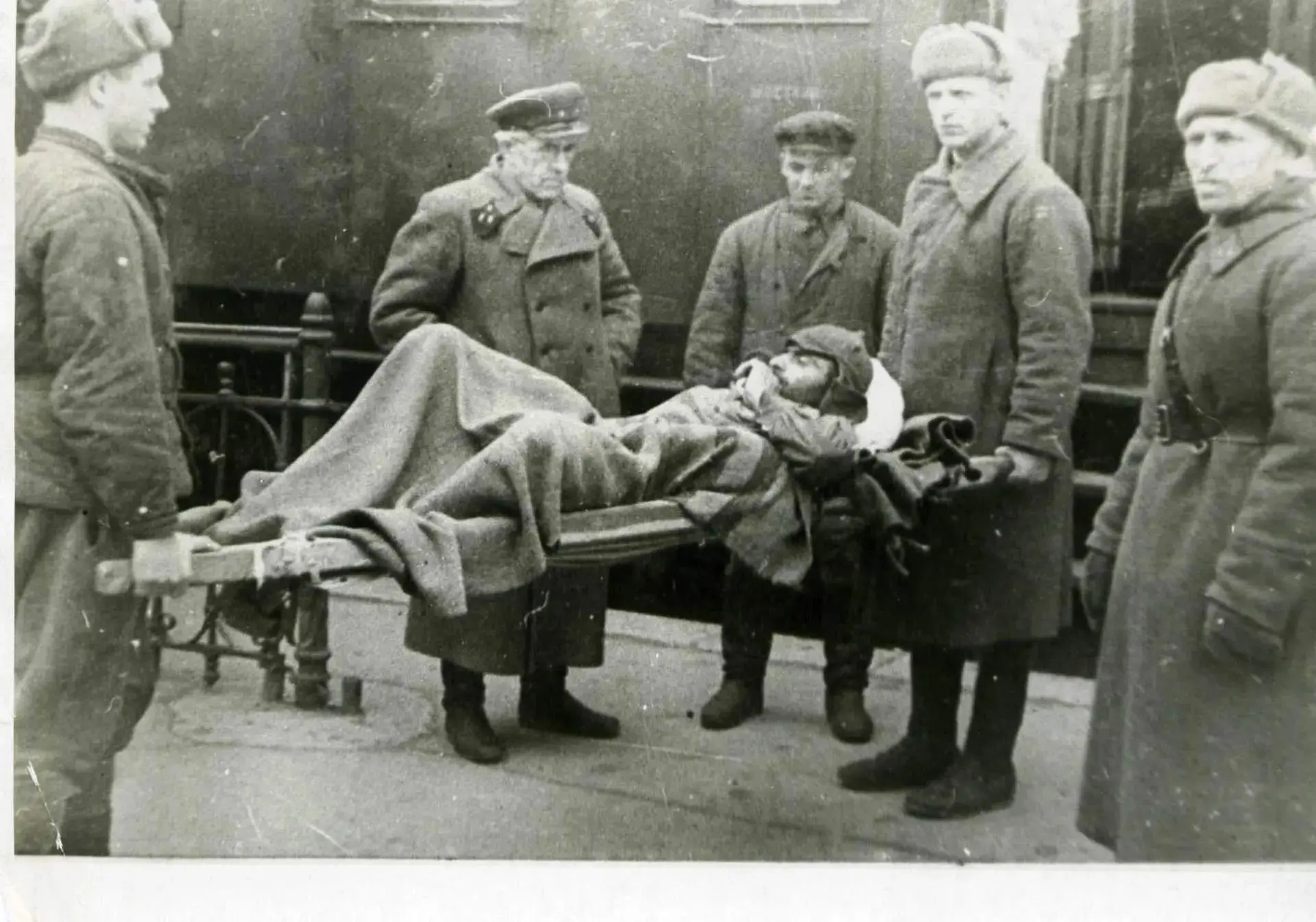 Санаторий «Азау» в Ессентуках открылся в 1906 году в посёлке «Новые Ессентуки» на возвышенности - с видом на Машук, Бештау, Эльбрус и Кавказские горы Санаторий «Азау» в Ессентуках открылся в 1906 году в посёлке «Новые Ессентуки» на возвышенности - с видом на Машук, Бештау, Эльбрус и Кавказские горы