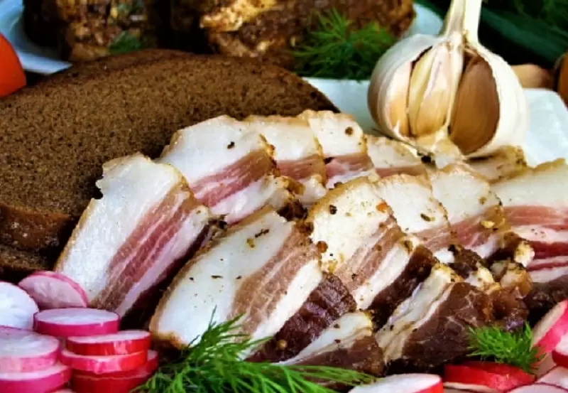 Секреты идеального сала: как приготовить настоящую украинскую закуску в рассоле