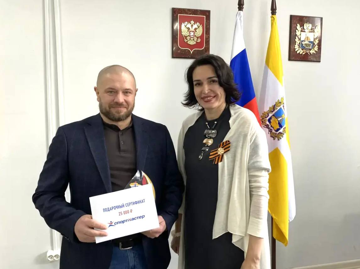 Награда нашла героя. Министр физической культуры и спорта Ставропольского края Вероника Тайдакова вручила награду лучшего тренера региона 2025 года Евгению Бровченко