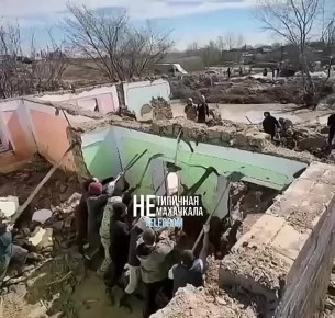 Стена упала на разбиравших завалы волонтеров в Мамедкале