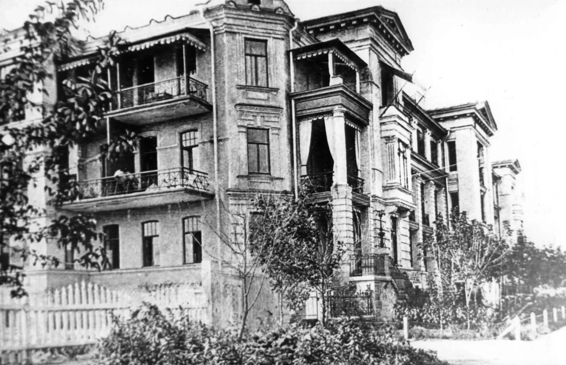 Санаторий «Азау» в Ессентуках открылся в 1906 году в посёлке «Новые Ессентуки» на возвышенности - с видом на Машук, Бештау, Эльбрус и Кавказские горы