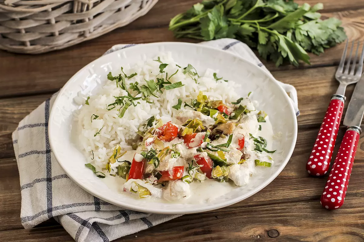 Лёгкое фрикасе из курицы с рисом и сливочным соусом на каждый день