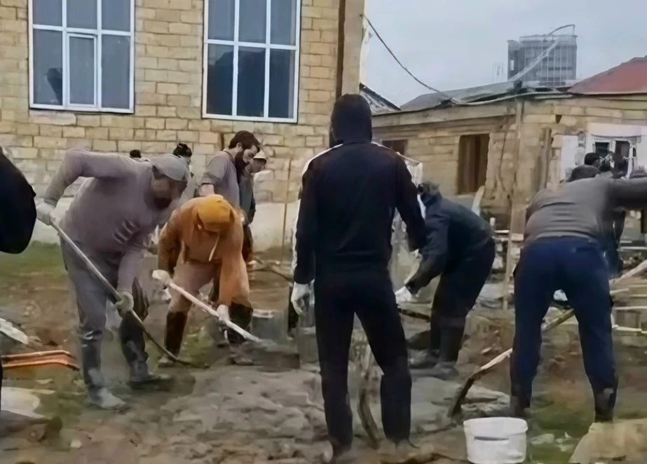 Бывшие заложники Беслана помогают восстанавливать школу в дагестанском селе Мамедкала, серьезно пострадавшем во время наводнений