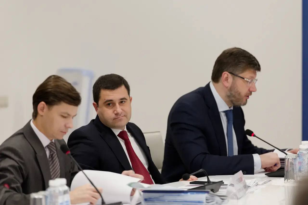 Глава Минстроя России Ирек Файзуллин провел еженедельное совещание с регионами и главными распорядителями бюджетных средств (ГРБС) Глава Минстроя России Ирек Файзуллин провел еженедельное совещание с регионами и главными распорядителями бюджетных средств (ГРБС)