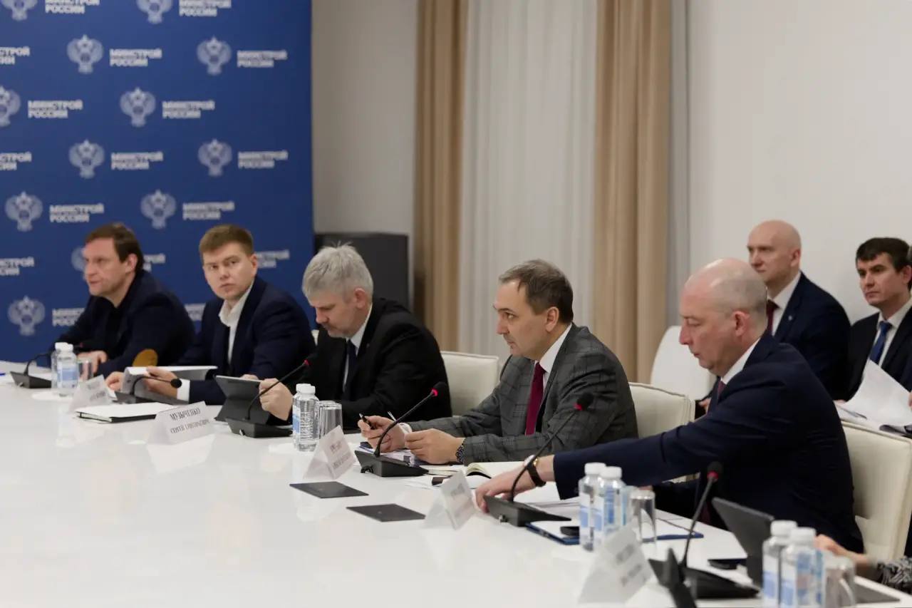 Глава Минстроя России Ирек Файзуллин провел еженедельное совещание с регионами и главными распорядителями бюджетных средств (ГРБС) Глава Минстроя России Ирек Файзуллин провел еженедельное совещание с регионами и главными распорядителями бюджетных средств (ГРБС)